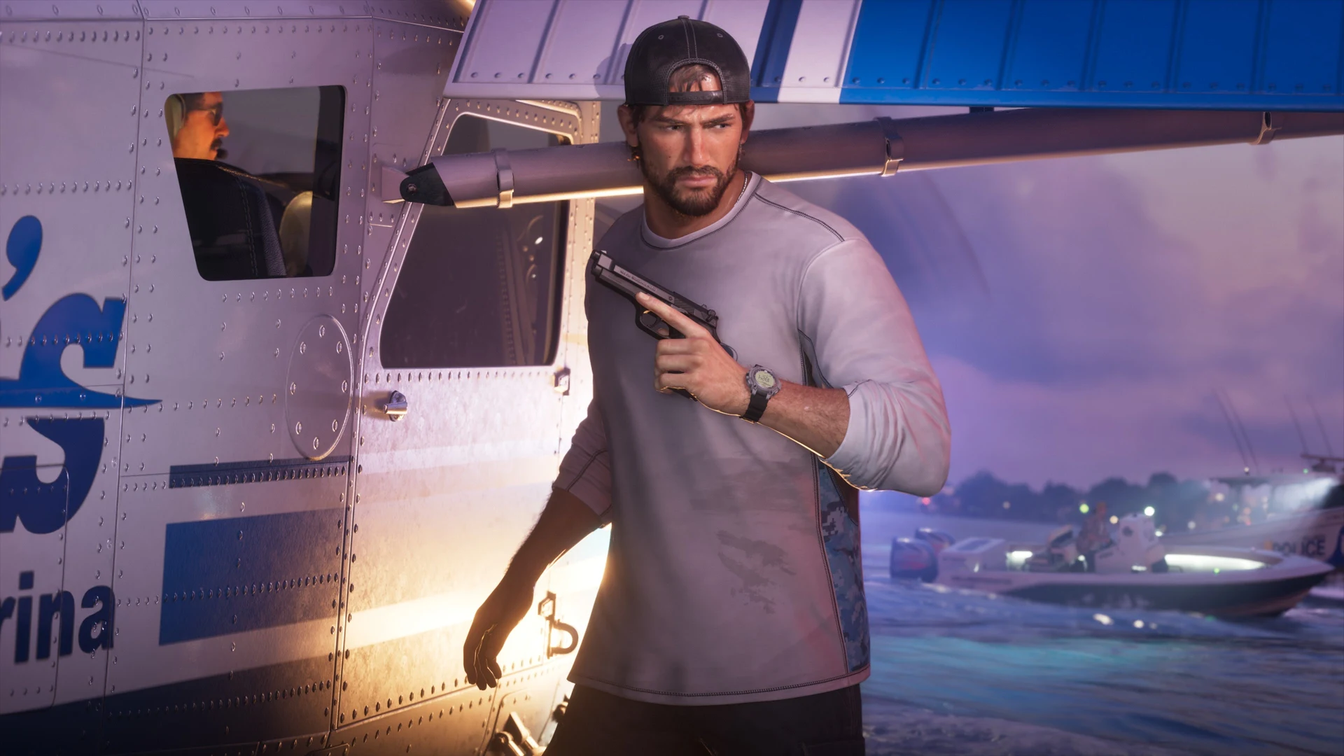 Jason Duval près d'un hydravion amarré, arme à la main, bateaux de police au loin dans GTA 6