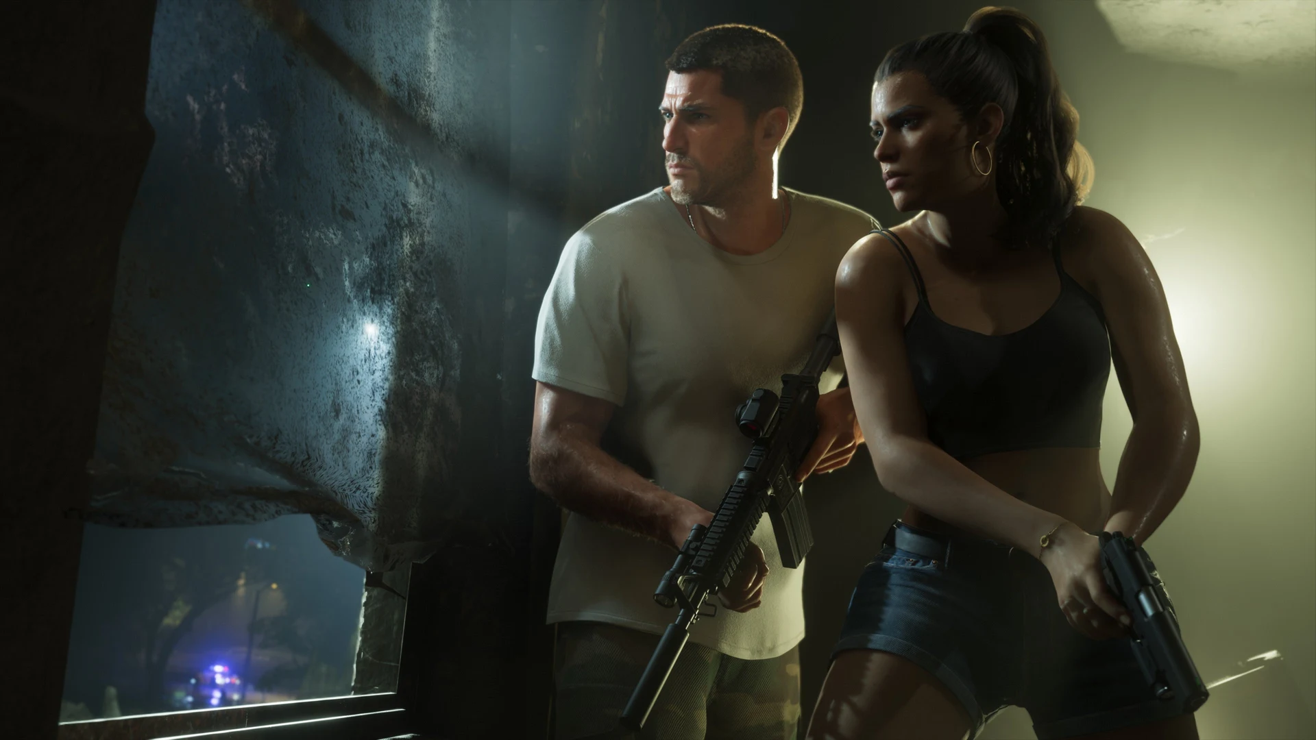 Jason et Lucia armés à une fenêtre, gyrophares de police visibles dehors dans GTA 6