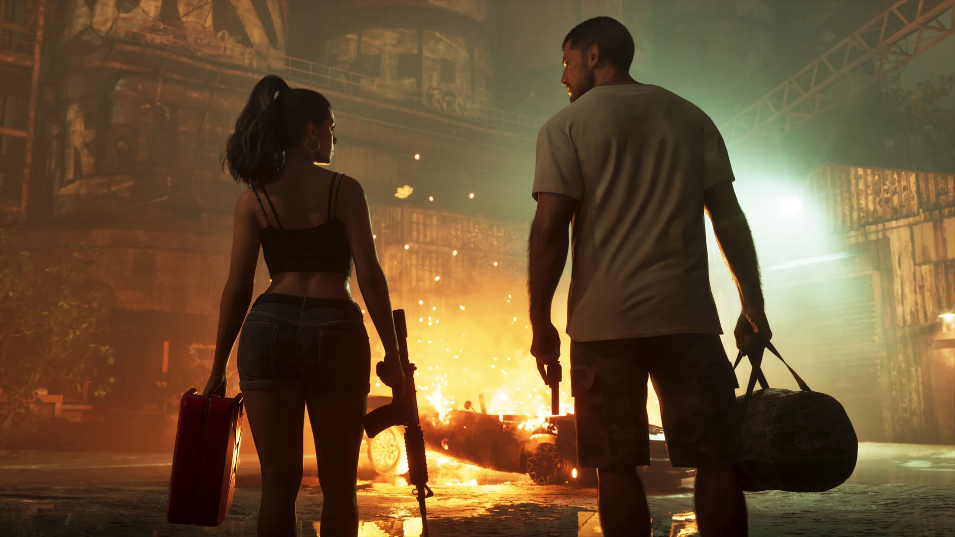 Jason et Lucia de dos face à une voiture en flammes, sacs de sport et mallette à la main dans GTA 6