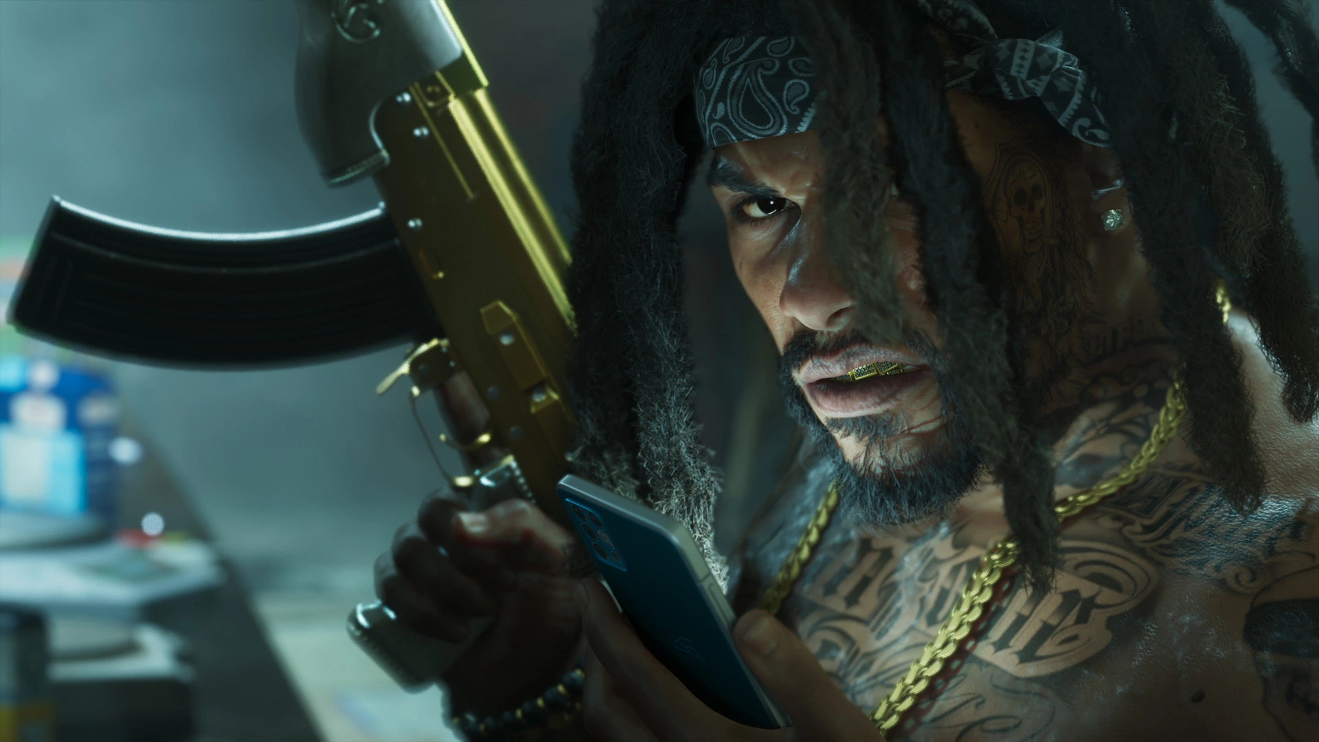 Personnage inédit, dreadlocks, dents en or et tatouages, tenant une arme et un téléphone dans GTA 6